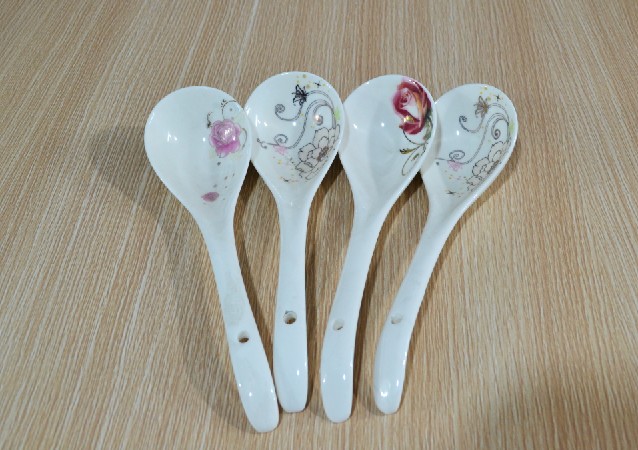 瓷勺 日用餐桌上的温润雅致